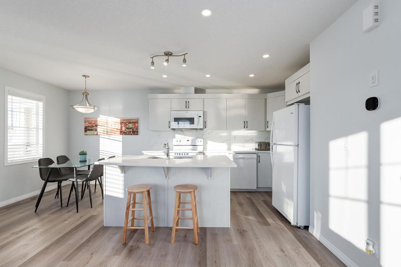 New Home With Ac, Patio And Netflix Calgary Ngoại thất bức ảnh